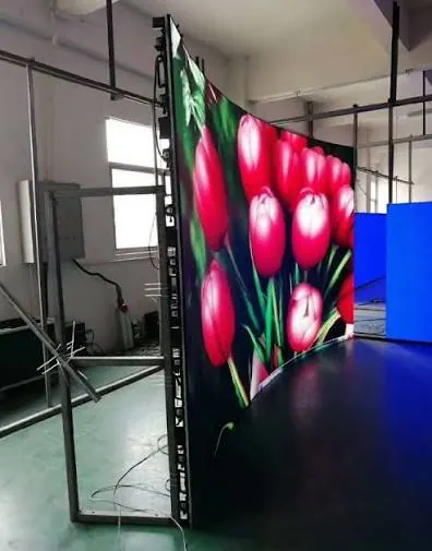 Bükülerek kavisli forma getirilmiş esnek LED modül