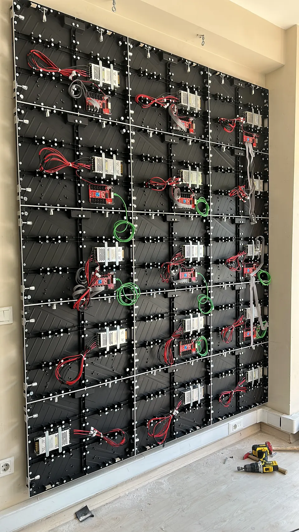 LED ekran kabinlerinin arka yüzündeki kablolama