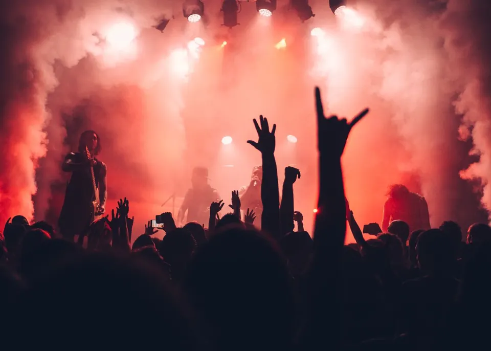 Konser sahnesinde LED ekran ve izleyiciler