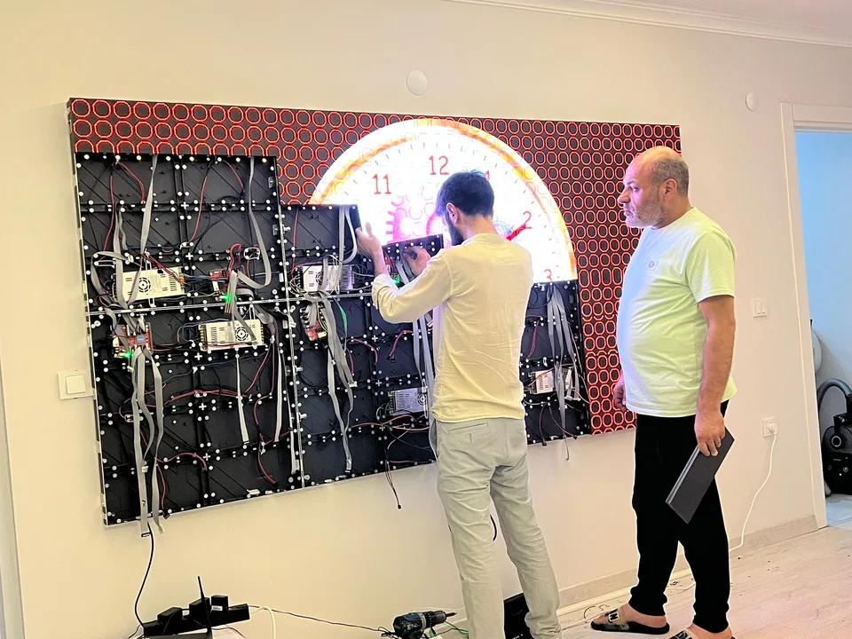 Teknik ekip iç mekân LED duvarda modül montajı yapıyor