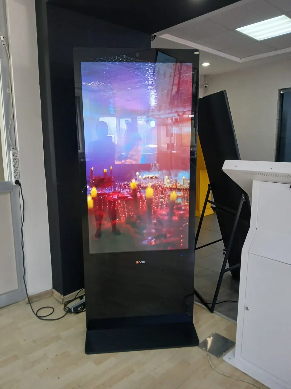 İç mekânda konumlandırılmış dikey totem LED ekran