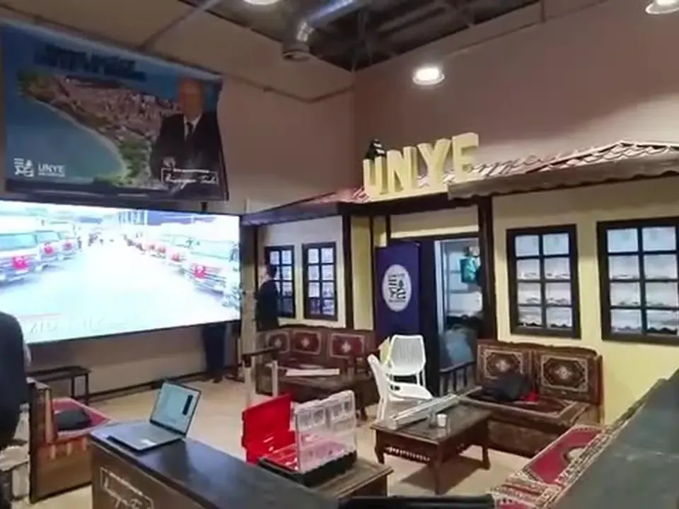 Ünye Belediyesi etkinlik alanındaki LED ekran kurulumu